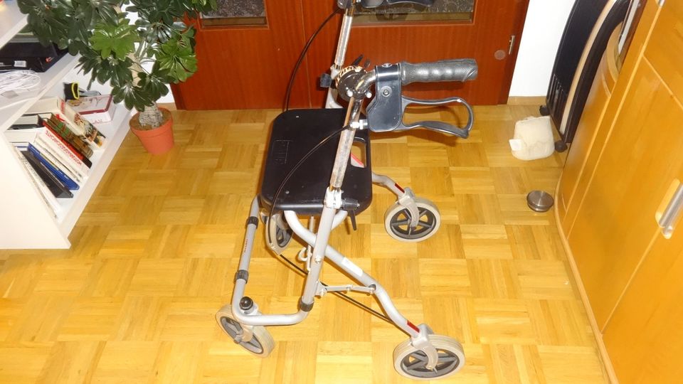 Rollator Rollstuhl Klappbar in Essen