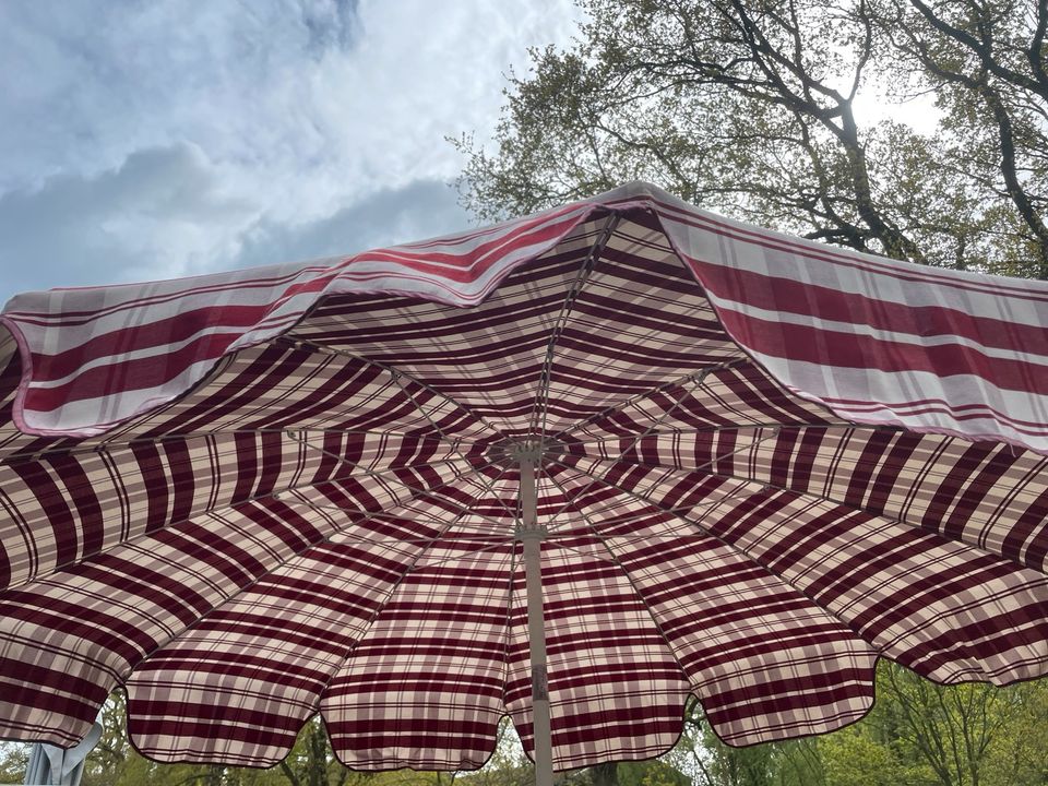 Großer Sonnenschirm rot-weiß mit Kurbel /Durchmesser 240 cm in Stuhr