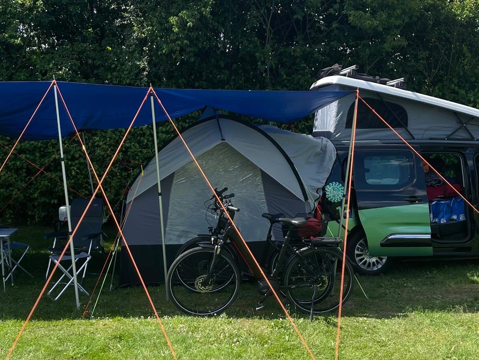 Aufblasbares Heckklappenzelt Tailgater AIR für Bus / Auto in Dresden