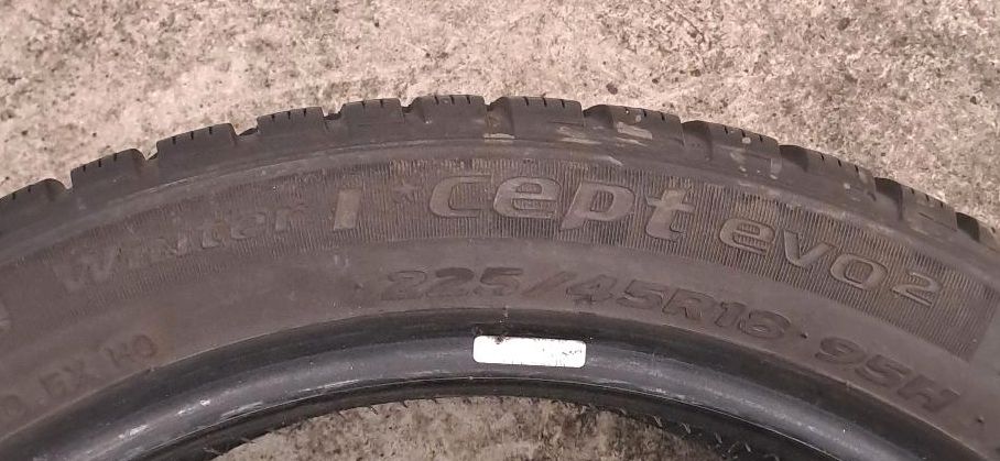 2021 - 2x 225/45 R18 95H Hankook Winterreifen in Böblingen