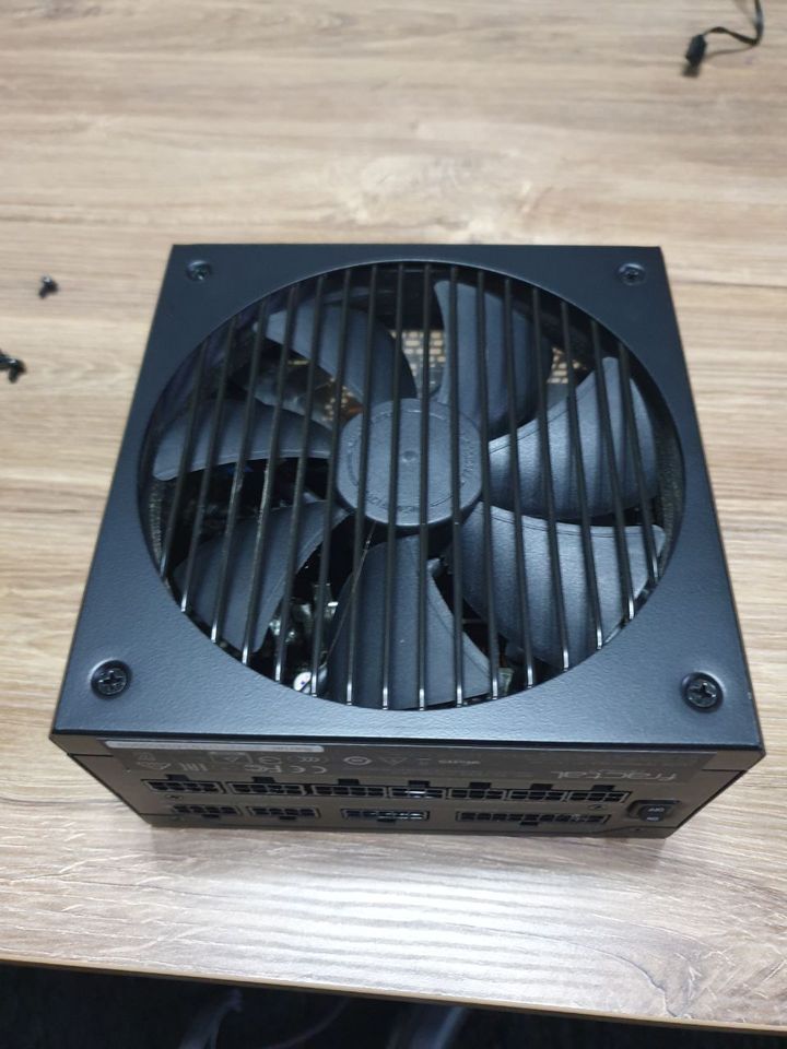 FRACTAL DESIGN ION+ 760P Netzteil in Berlin