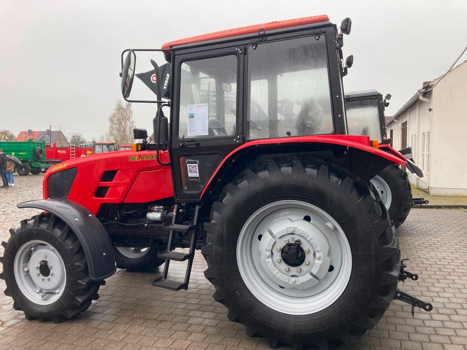 Moderner Belarus Traktor MTS 1025.3  gr. Kabine 107 PS 40 km/h in Mittenaar