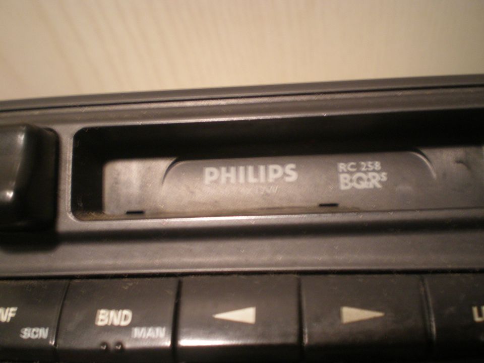 Altes PHILIPS Autoradio mit Cassettenteil, inkl. Halterungsblech in Harsewinkel