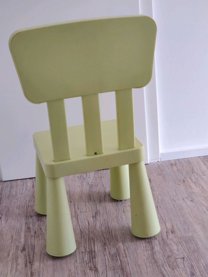 Kindertisch mit Stuhl zu verschenken in Hoisdorf 