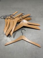 12 Holzkleiderbügel für Kinder, Ikea, wie neu Sachsen-Anhalt - Braschwitz Vorschau