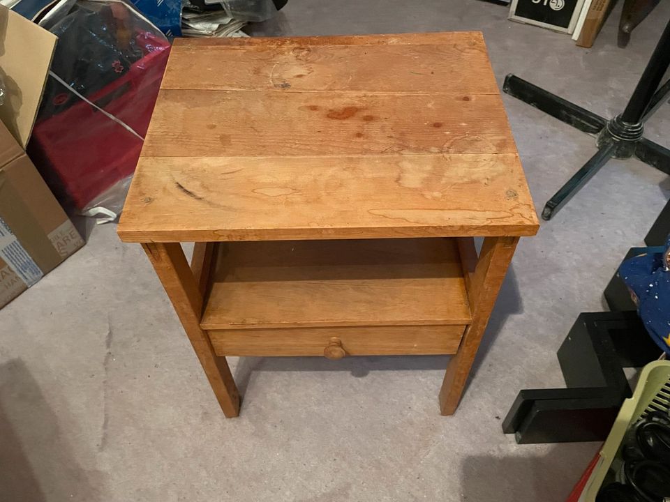 Altes Tischlein alter Tisch Nachttisch / restaurieren abschleifen in Plankstadt