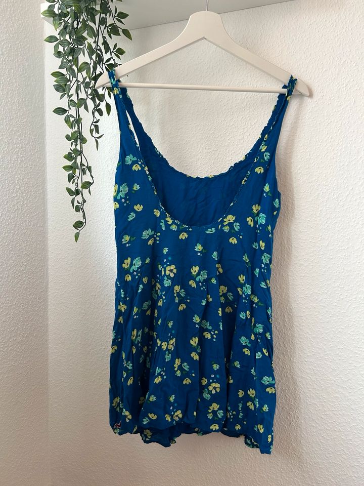 Blau grünes Blumen Kleid von Hollister in Celle