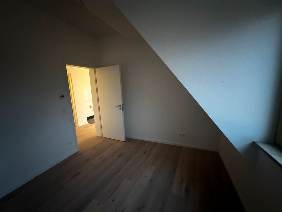 Neubau im Süden! Helle DG-Wohnung mit 3 Zimmern und Loggia 72qm in Leipzig