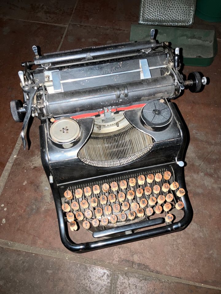 Alte Schreibmaschine Retro in Remptendorf