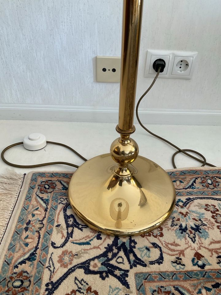 Vintage Messing Stehlampe 169 cm, heller Schirm mit Goldborte in Ehringshausen