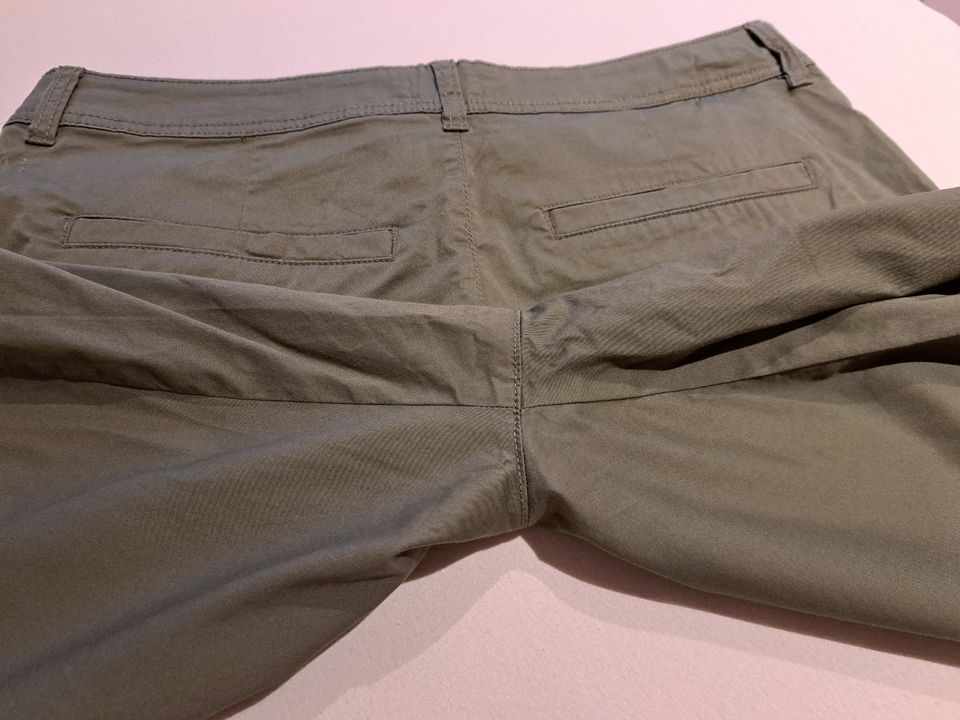 s.Oliver - Kurze Hose in khaki in Viöl