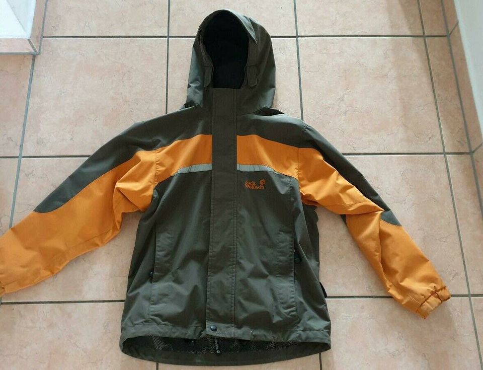 Jack Wolfskin Jacke 140 dunkelgrün orange in Deggendorf