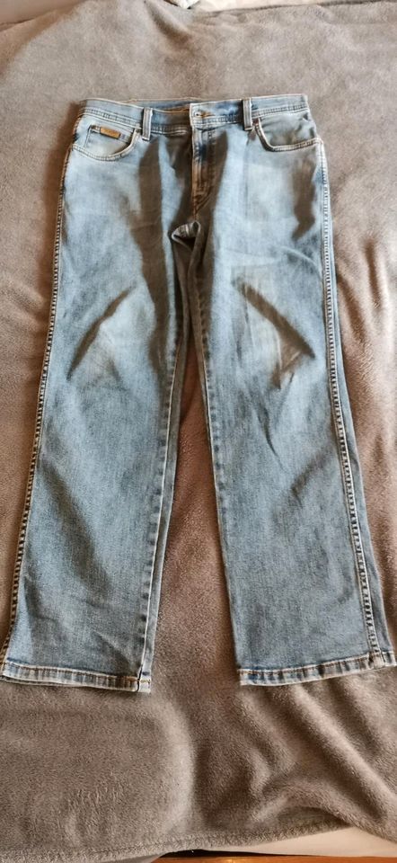 Herren Jeans Hose Wrangler 34/32 in Bovenden