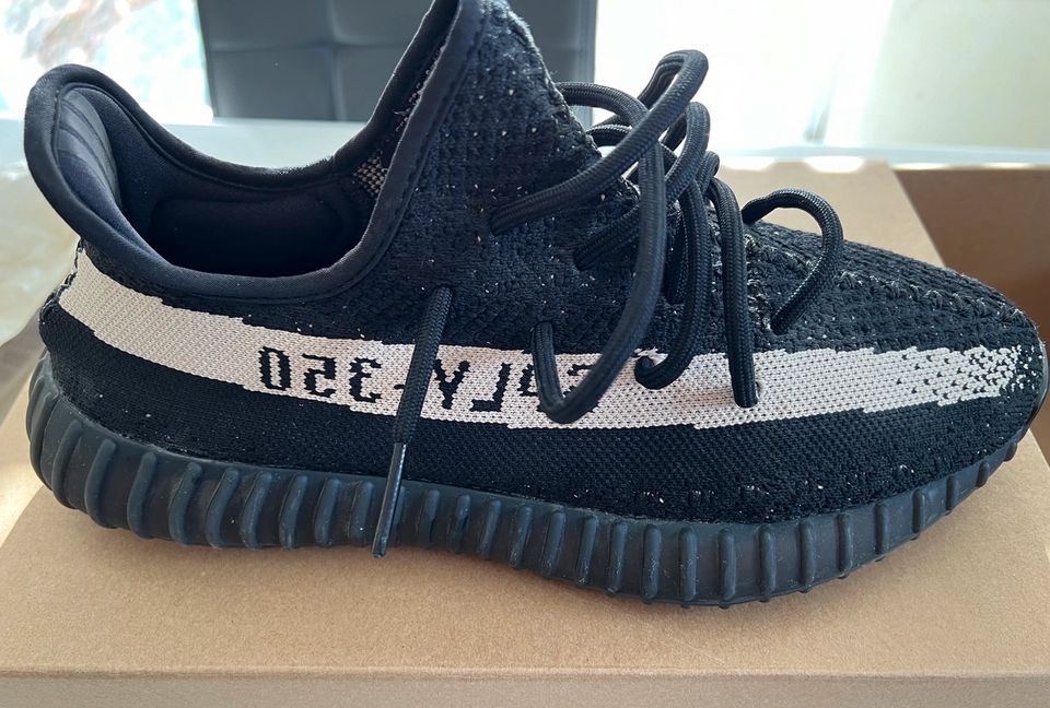 Yeezy Boost 350 V2 - Core Black in Sundern (Sauerland)