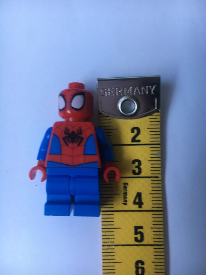 Spielzeugfigur Lego Marvel 4cm Spider-Man blau rot Kostüm Held in Frankfurt am Main