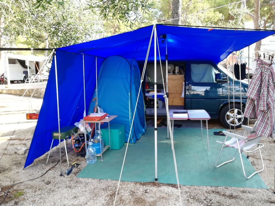 Vorzelt für Kastenwagen war am VW Bus T4 in Opfenbach