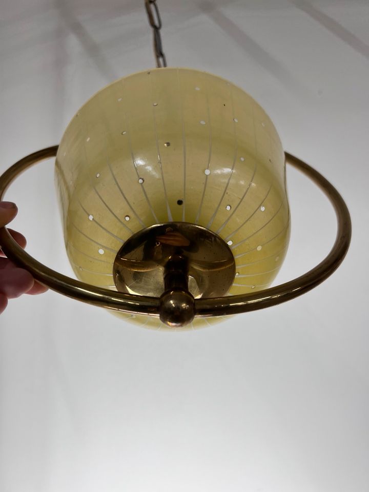 50er Jahre Vintage Hängelampe Küchenlampe Deckenlampe Messing goldfarben gelbes Glas Seltenheit Mid Century Design Westgermany in Berlin