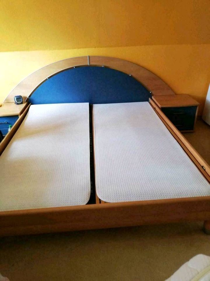 Komplettes Schlafzimmer - Bett, Schrank, Nachttisch blau/buche in Schkopau