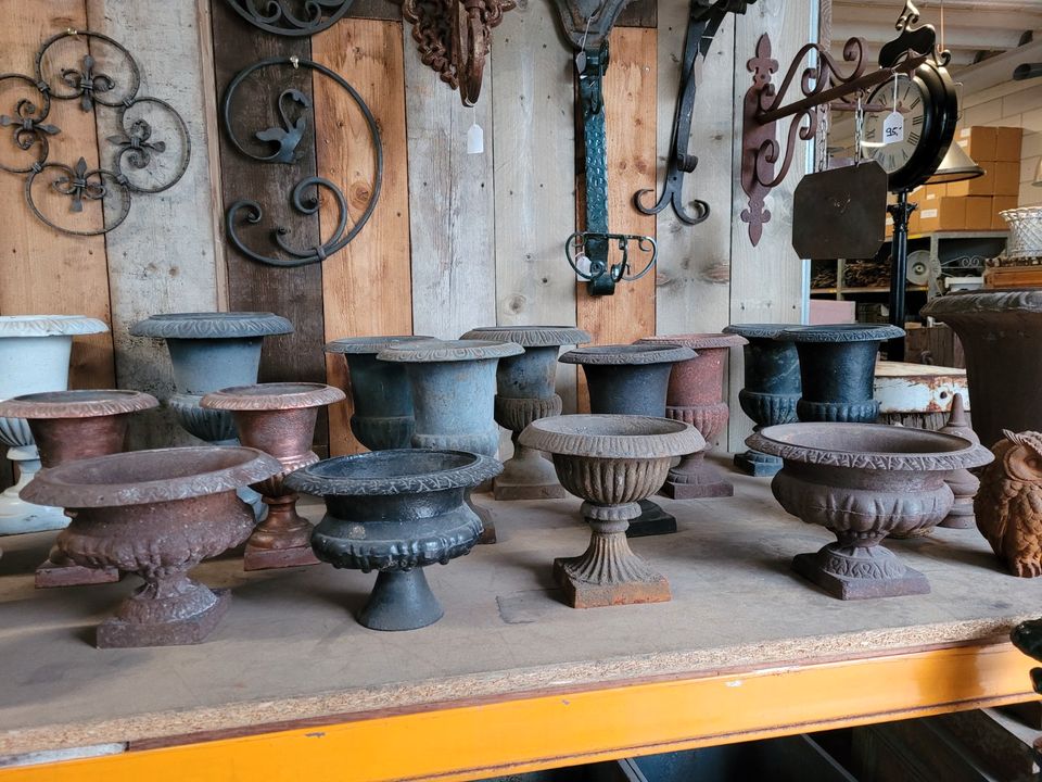 Verschiedene antike gartenvasen vase blumentöpfe aus gusseisen in Brüggen