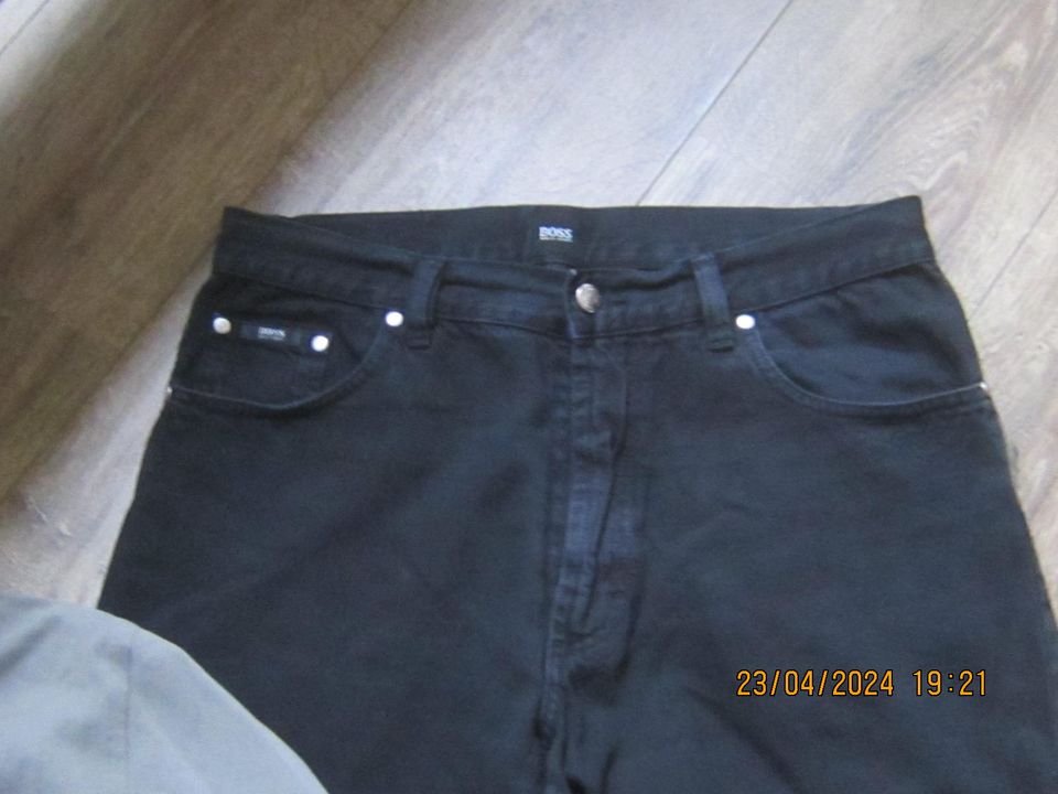 He Jeans von Boss schwarz 34-34 lange Beine und ein Shirt gr 54 in Magdeburg