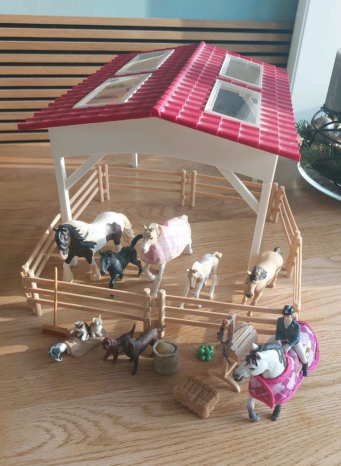 Schleich Koppel Pferd Pony Reiterin Unterstand Stall Horse Club in Erkrath