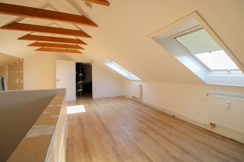 Neuwertig: Moderner 4-Zimmer-Maisonettetraum mit Balkon in ruhiger Lage von Flensburg in Flensburg