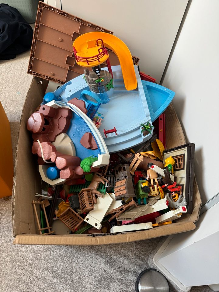Playmobil Kisten.Häuser,Schwimmbad,Figuren und vieles mehr in Rosengarten