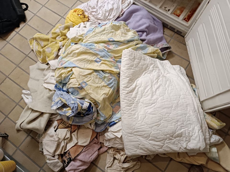 Kleiderhaufen (Bettlacken, Decken, Molton) ungewaschen in Sachsenheim