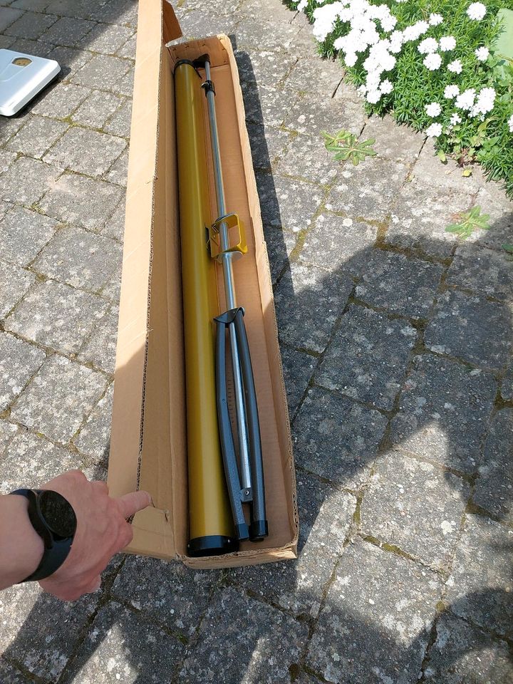 Leinwand 120/100cm, Projektionsfäche mit Ständer Dia /Beamer in Billigheim-Ingenheim