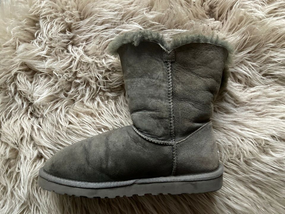 UGG Boots Mini Bailey Button Gr. 39 in Düsseldorf