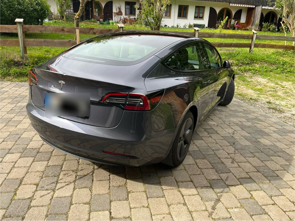 Tesla Model 3 RWD, 2023er Modell, Ganzjahresreifen in Gmund