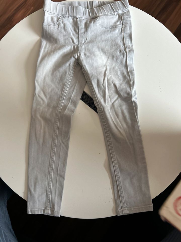 Mädchen Jeans/ Joggings 104 H&M in Freigericht