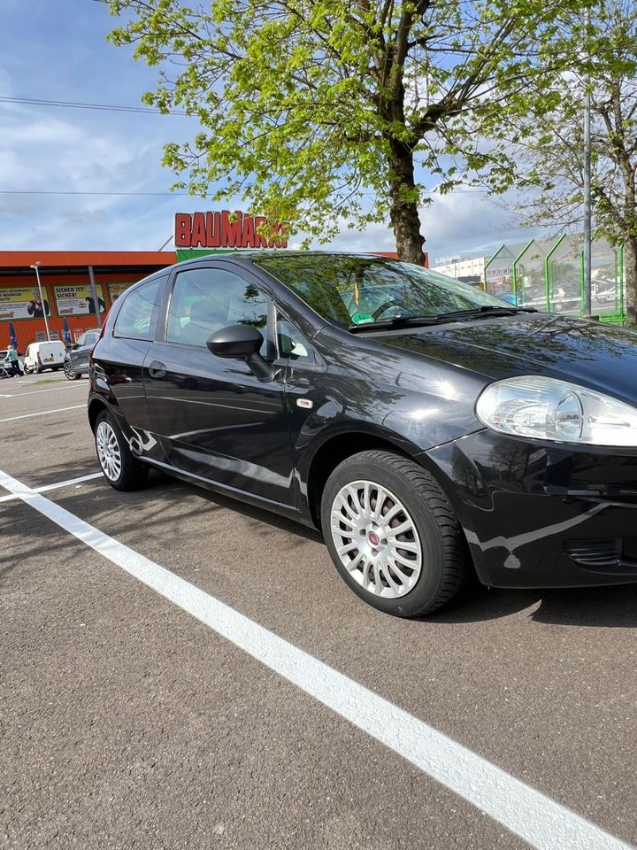 Fiat Punto schwarz 1.2l 69PS in Merzig