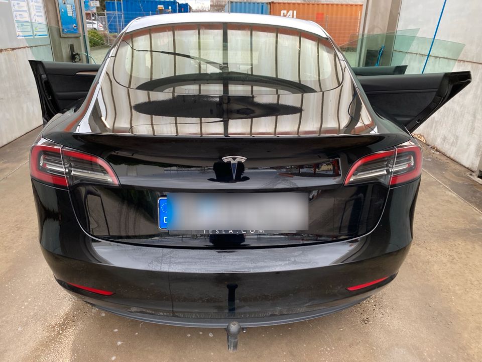 Tesla Model 3 Schwarz mit AHK  und Winterreifen in Biblis