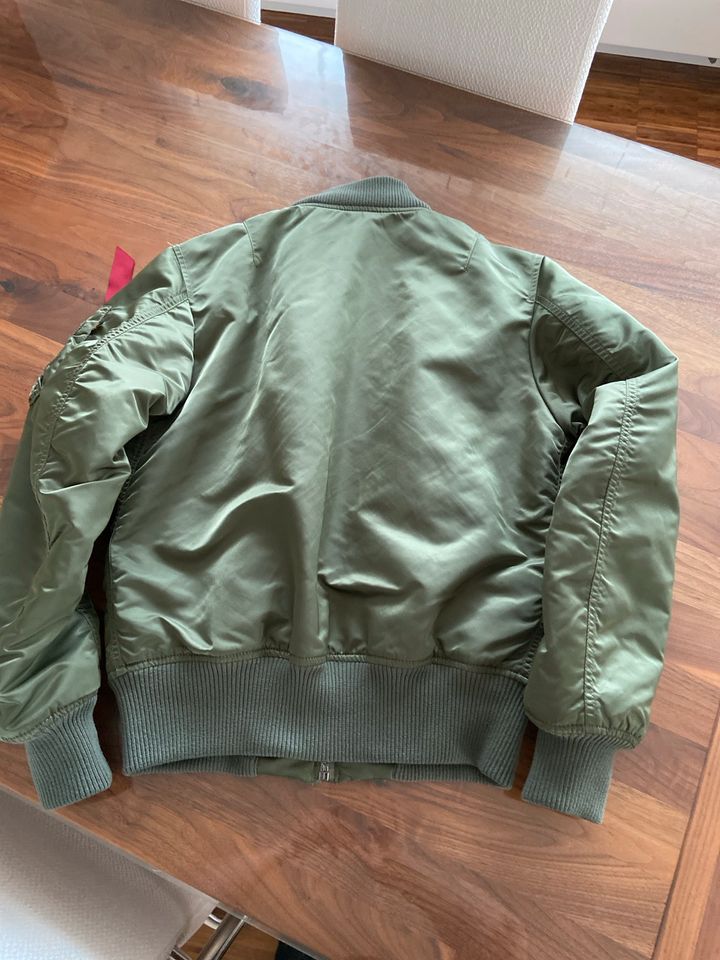 Alpha Industries Bomberjacke Größe S grün in Reutlingen