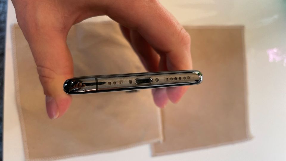 Apple iPhone XS 256GB schwarz inkl. 2 Hüllen und OVP in Reichertshofen