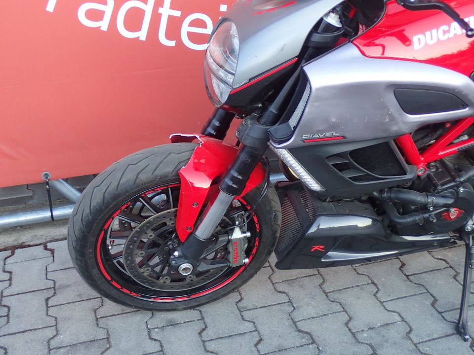 Ducati Diavel Carbon Red Rizoma Unfallschaden in Mantel