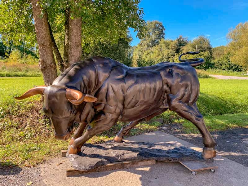 Exklusive Stier-Skulptur aus Bronze mit 360 cm Länge in Berlin