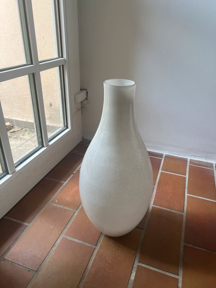 Weiße Vase aus Glas in Wachtberg