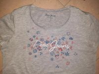 Suche: T-Shirt grau mit Blumen auf Brust Pepe Jeans (sh. Foto) Hessen - Weilrod  Vorschau