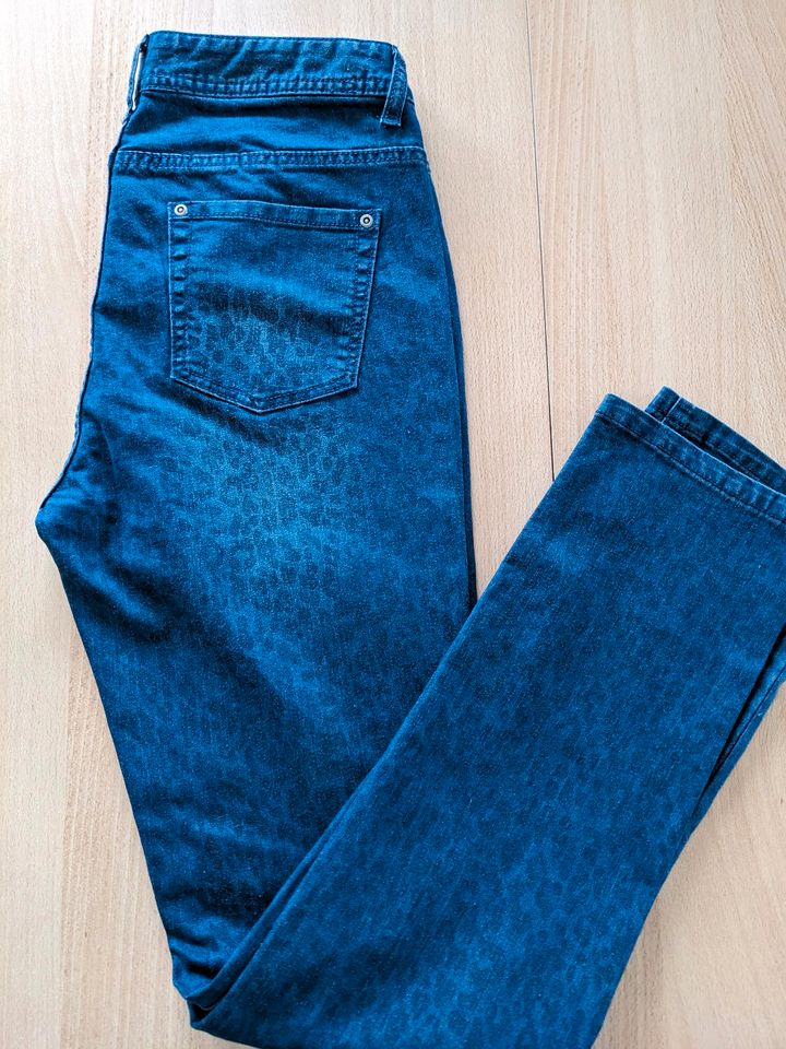 TCM Tchibo Jeans Gr. 40 blau mit Leo Muster  neuwertig in Lauterbach (Hessen)