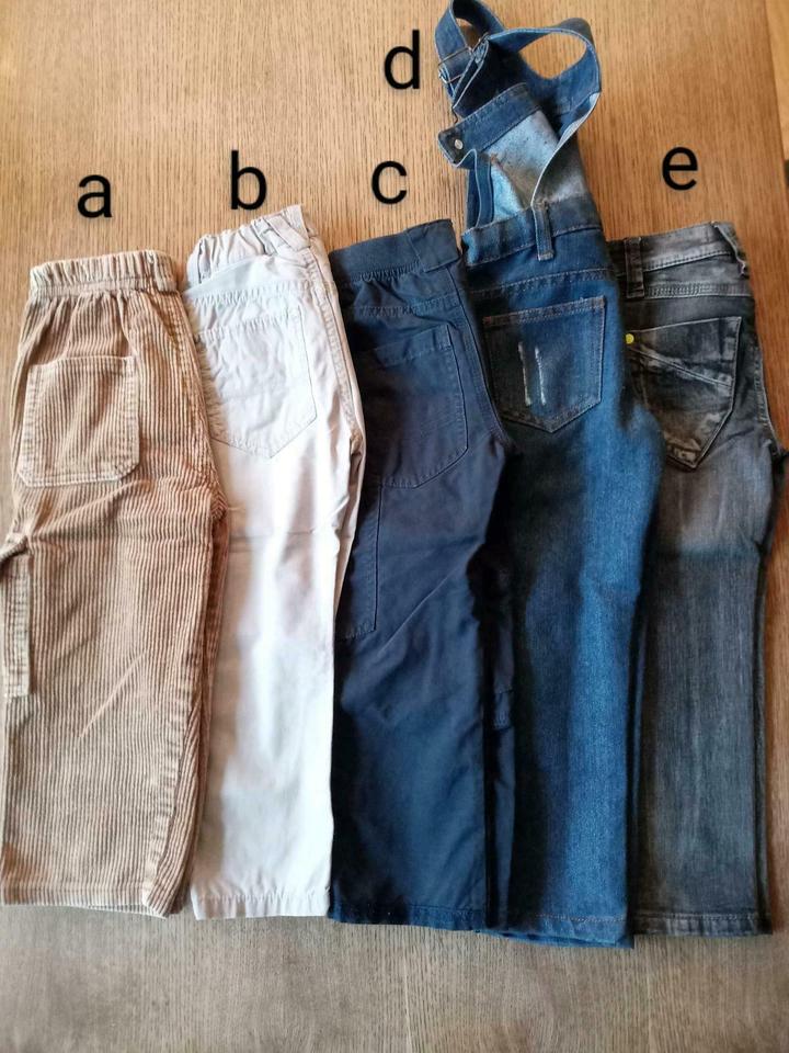 Hosen Jeans Cordhose Latzhose Stoffhose Bekleidungspaket 104 in Edewecht