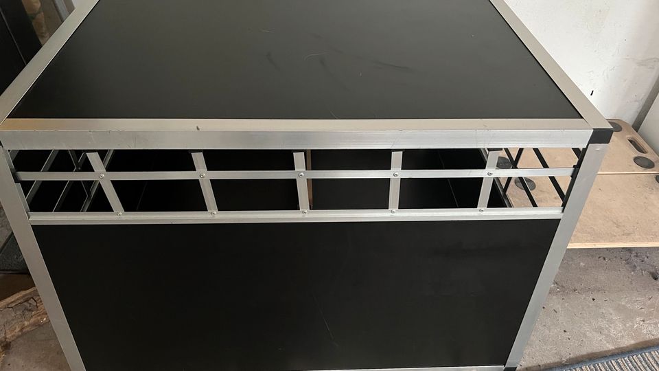 Hundebox mit Trennwand in Hochspeyer