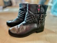 Gerry Weber Boots echtes Leder Stiefel Stiefeletten Schnallen 40 Brandenburg - Falkenberg/Elster Vorschau