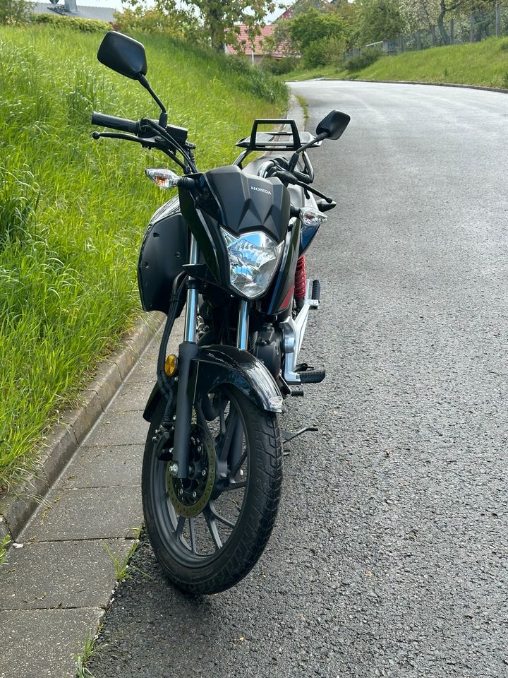 Honda CB125F Schwarz Top Case in Allersberg