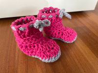 Babyschuhe / Socken / Kleidchen / Pullover gehäkelt Gr. < 20 Baden-Württemberg - Erbach Vorschau