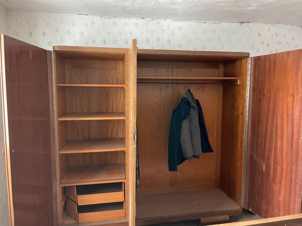 Schlafzimmer, Bett Schrank Nachttisch Spiegelschrank 50er 60er in Velden Mittelfr.