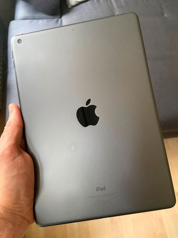 iPad 7th Generation 32GB Space Grey mit Hülle, Ladegerät und OVP in Berlin
