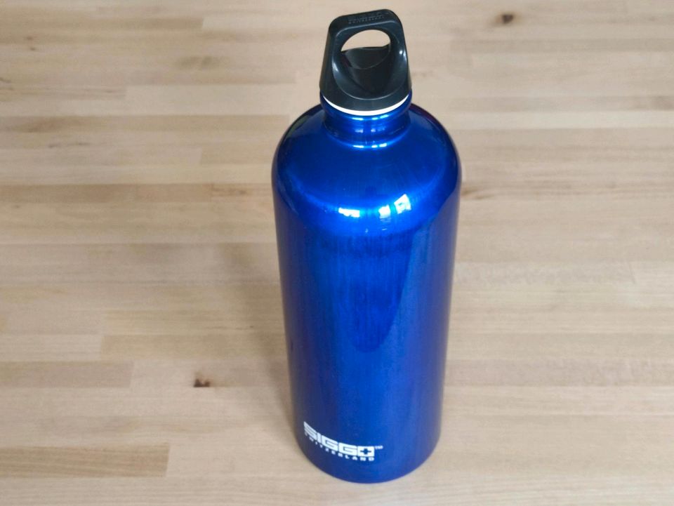 SIGG-Trinkflasche blau metallic 1 Liter - Made in Switzerland in Rheinfelden (Baden)
