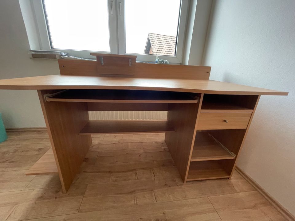 Schreibtisch/Computertisch 150x75 mit Monitoraufsatz und Ablagen in Versmold